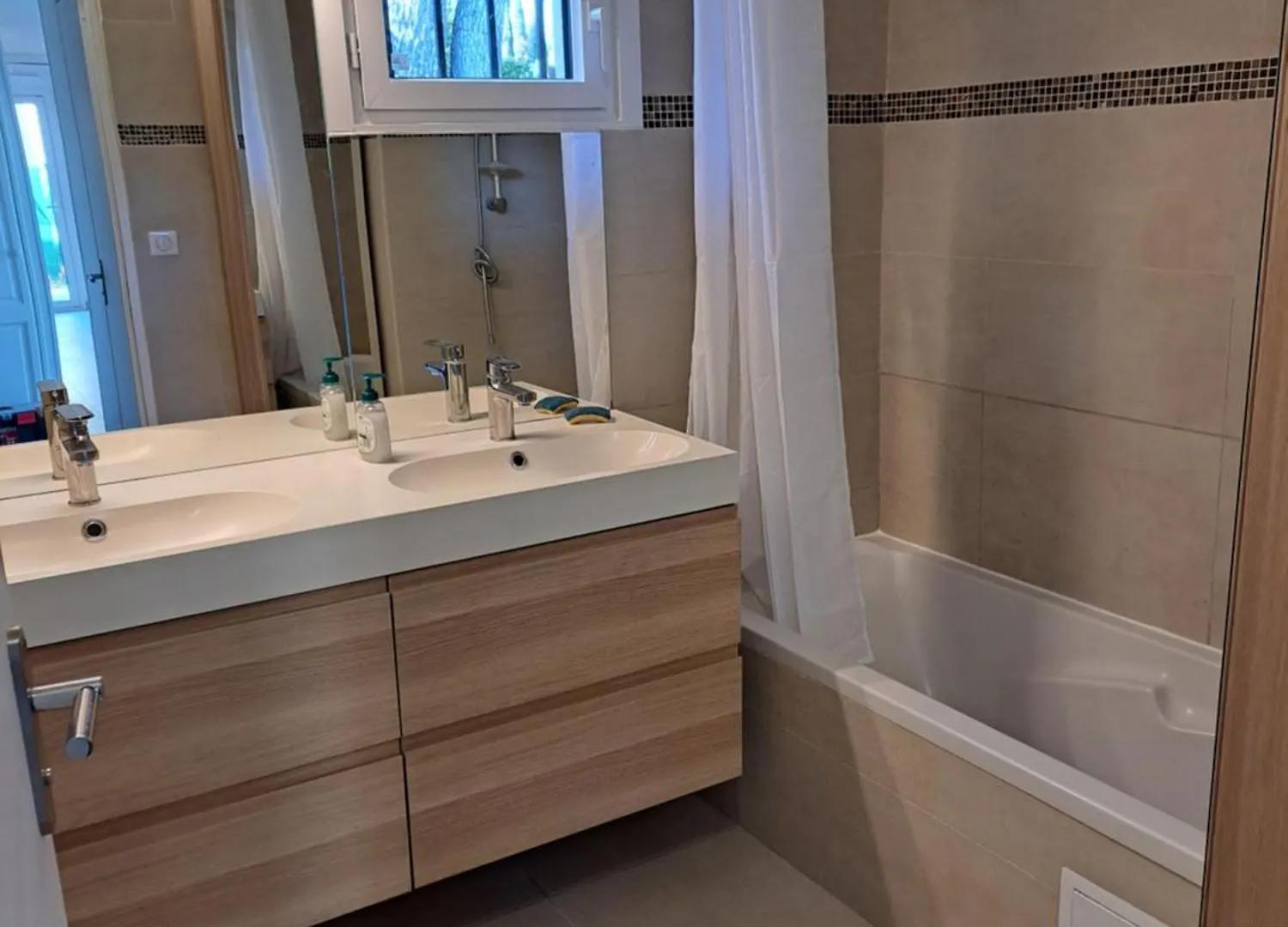 Maisonnette Au Milieu Des Pins Mougins 0*,  France