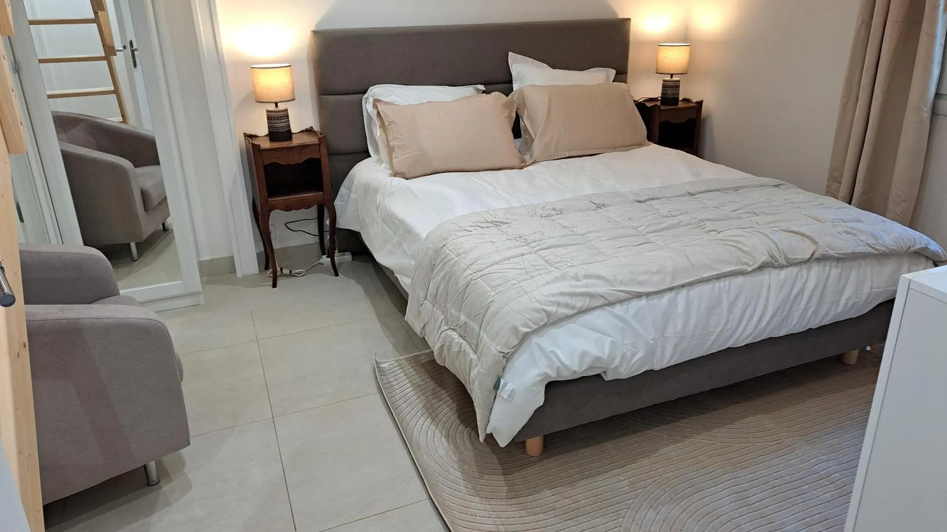 Maisonnette Au Milieu Des Pins Mougins 0*,  France