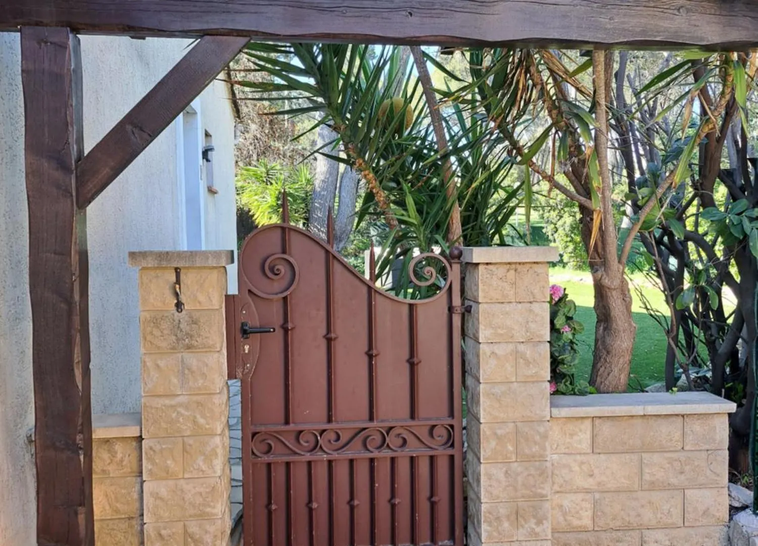 Maisonnette Au Milieu Des Pins Mougins France